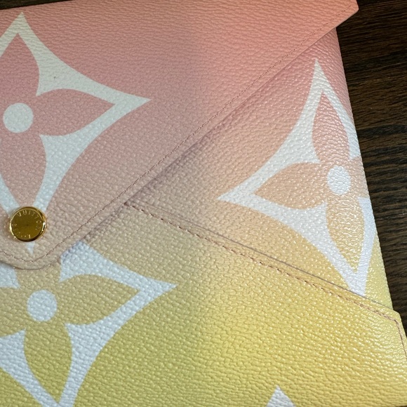 Louis Vuitton By The Pool Kirigami Large - Picture 4 of 12